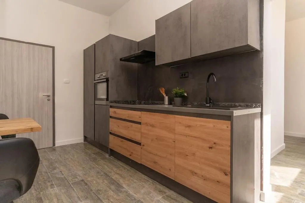 Apartment Ena - Located In Quiet Area 500M Of The Sea Pula